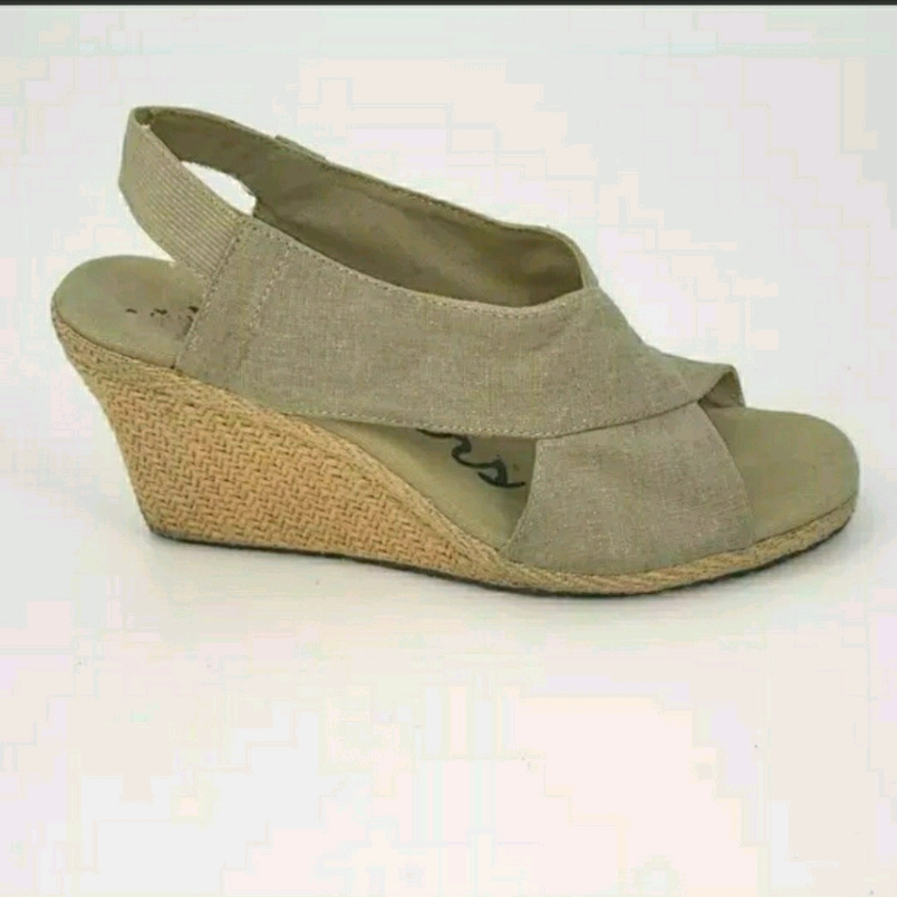 Skechers 8.5 tan sparkle wedge sandal #285